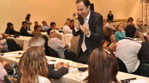 Palestrante Daniel Bizon em interação na palestra da Bolívia