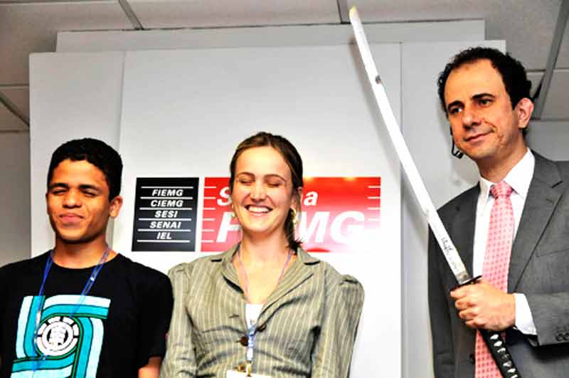 Daniel Bizon com a espada na mão, junto com dois convidados
