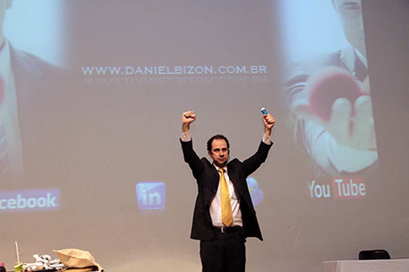 Palestrante Daniel Bizon em gesto de motivação na palestra