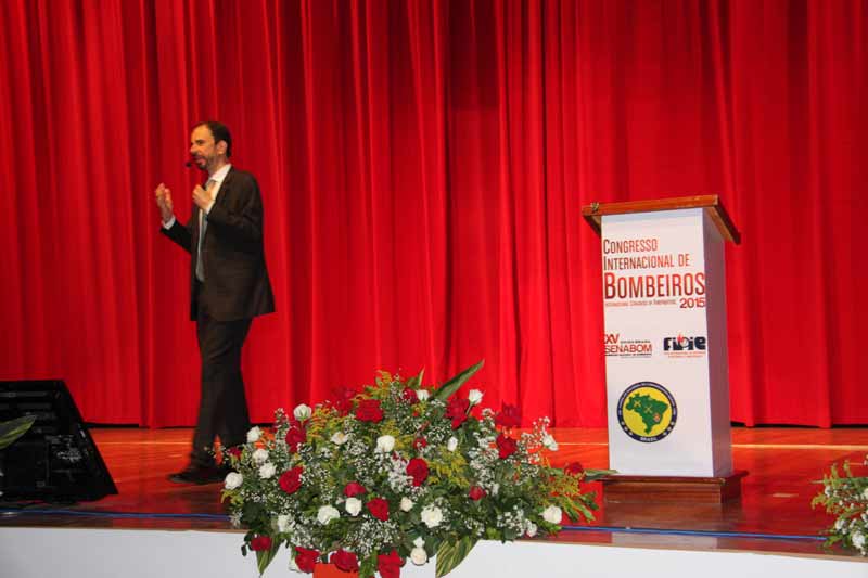 Daniel Bizon no palco do evento Senabom 2015 em Goiânia