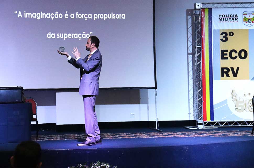 Palestrante Daniel Bizon com uma bola de cristal em sua palestra com ilusionismo no evento da Polícia Militar Rodoviária de Minas Gerais