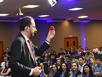 Palestras motivacionais de educação empreendedora com mágica e hipnose