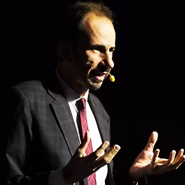 Palestra sobre inovação une métodos práticos com mágica e hipnose numa única experiência imersiva de aprendizagem e impacto emocional